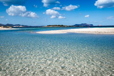 Murta Maria sahilinde kristal berrak deniz - Sardunya - İtalya