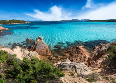 Petra Ruja sahilindeki güzel turkuaz ve kristal berrak deniz - Olbia / Tempio - Sardinya - İtalya