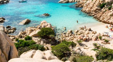 Caprera adasındaki Cala Coticcio 'nun panoramik manzarası, Sardinya' daki La Maddalena takımadaları ulusal parkında yer almaktadır.