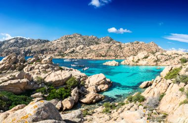 Caprera adasındaki Cala Coticcio 'nun panoramik manzarası, Sardinya' daki La Maddalena takımadaları ulusal parkında yer almaktadır.