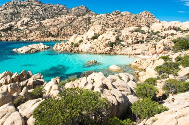 Caprera adasındaki Cala Coticcio 'nun panoramik manzarası, Sardinya' daki La Maddalena takımadaları ulusal parkında yer almaktadır.