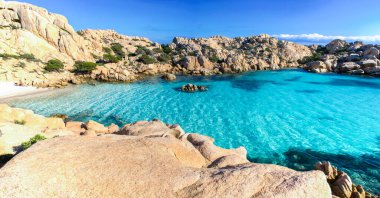 Caprera adasındaki Cala Coticcio 'nun panoramik manzarası, Sardinya' daki La Maddalena takımadaları ulusal parkında yer almaktadır.