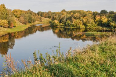 Tikhvinka nehri sonbaharda, Tikhvin, Rusya