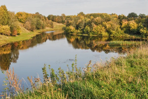 Rzeka Tikhvinka Jesienią Tikhvin Rosja — Zdjęcie stockowe