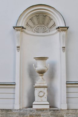 Elagin Park, St. Petersburg, Rusya 'da eski bir mutfak saksısı.