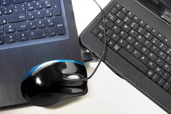 白色背景上的两台计算机键盘和鼠标 — 图库照片