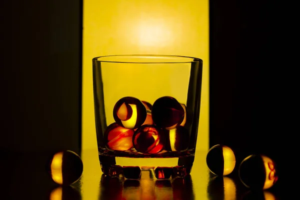 Tasse Verre Transparent Avec Des Boules Dans Lumière Jaune Arrière — Photo