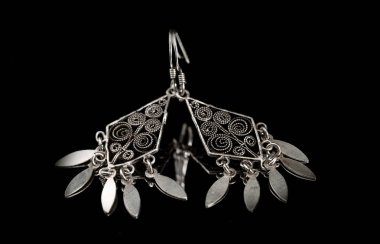 siyah zemin gümüş küpe