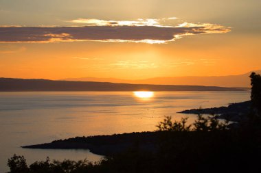 Gün batımı Hırvatistan. Turuncu Gökyüzü ve Adriyatik Denizi. 
