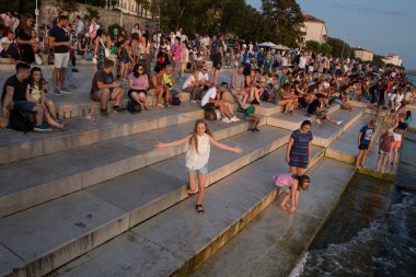 Zadar, Hırvatistan - 20 Ağustos 2017: Turist günbatımında sakin ve deniz Organ müzik keyfi, bu dalgalar deniz tarafından müzik çalar.