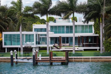 Miami, Fl, Amerika Birleşik Devletleri - 10 Ekim 2016: Villa Star Island, Biscayne Körfezi'nde insan yapımı bir ada. Bazı ünlülerin evleri Sean Combs, Gloria Estefan, Don Johnson, Rosie O'Donnell, Xuxa ve Shaquille O'Neal da dahil olmak üzere bu adada kendi.