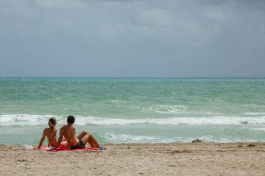 Miami Beach, Fl, Amerika Birleşik Devletleri - 12 Ekim 2016: Genç çift South Beach yapraklara sahiptir. 