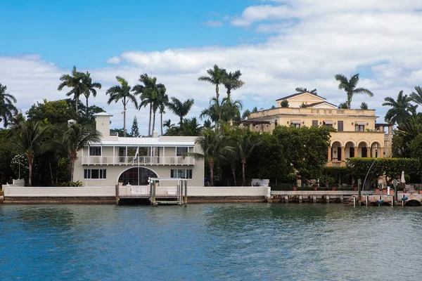 Miami, Fl, Amerika Birleşik Devletleri - 10 Ekim 2016: Star Adası, Biscayne Körfezi'nde insan yapımı bir ada. Bazı ünlülerin evleri Sean Combs, Gloria Estefan, Don Johnson, Rosie O'Donnell, Xuxa ve Shaquille O'Neal da dahil olmak üzere bu adada kendi.