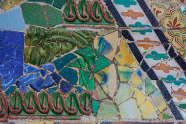 Barcelona, İspanya - 27 Ekim 2015: Park Guell mozaik sanatı. Park Guell mimar Antoni Gaudi tarafından tasarlanmış bir kamu parkıdır.