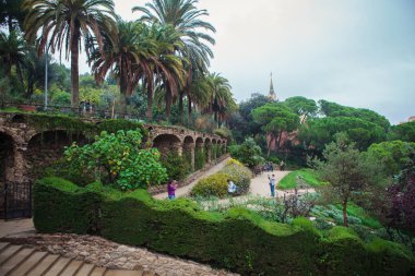 Barcelona, İspanya - 27 Ekim 2015: Park Guell mimar Antoni Gaudi tarafından tasarlanmış bir kamu parkıdır.
