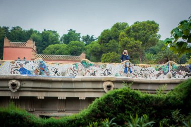 Barcelona, İspanya - 27 Ekim 2015: Serpantin banklar Park Guell içinde. Park Guell mimar Antoni Gaudi tarafından tasarlanmış bir kamu parkıdır.