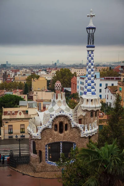 Barcelona Spanien Oktober 2015 Paviljongen Vid Ingången Park Guell Ligger — Stockfoto