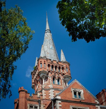 Lentvaris, Litvanya - 19 Mayıs 2018: Lentvaris manor, XIX yüzyıl manor, şimdi terk edilmiş neo-gotik tarzda inşa edilmiş, mimari detaylar. 