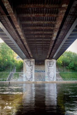 Vilnius, Litvanya - 4 Mayıs 2018: Grafiti sanatının Ernest Zacharevic, iki Atlantes tutun Batı o tarafından