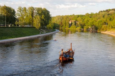 Vilnius, Litvanya - 4 Mayıs 2018: Turist bir gezi turuna viking gemisi yineleme üzerinde var. Neris Nehri Mindaugas taç köprü görünümü. 
