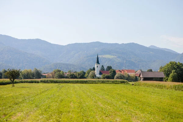 Ismarlayarak Slovenya Küçük Bir Köy Katolik Kilisesi Uzaktan — Stok fotoğraf