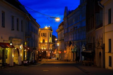Vilnius, Litvanya - 24 Nisan 2018: Pitoresk Ausros vartu street, gece Vilnius eski şehrin.