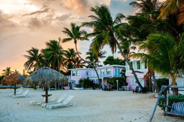 Güzel gün batımı üzerinde sessiz beach, maraton anahtar Florida Keys, Amerika Birleşik Devletleri içinde