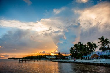 Güzel gün batımı üzerinde sessiz beach, maraton anahtar Florida Keys, Amerika Birleşik Devletleri içinde
