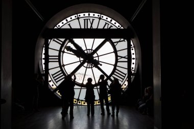 Paris, Fransa - 28 Ekim 2017: Turist d'Orsay Müzesi büyük saat da olan pencereden bakmak.
