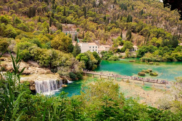 クルカ国立公園 クロアチア 2017 たくさんの観光客はクルカ クロアチアのクルカ国立公園の滝を訪れてお楽しみください — ストック写真
