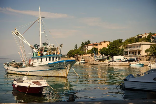 Klenovica Chorwacja Sierpnia 2017 Kutra Rybackiego Małym Porcie Chorwackie Miasta — Zdjęcie stockowe