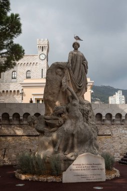 Monaco-Ville, Monaco-4 Kasım 2016: Anıt heykel Monako St Mary's Tower Prens Sarayı önünde.