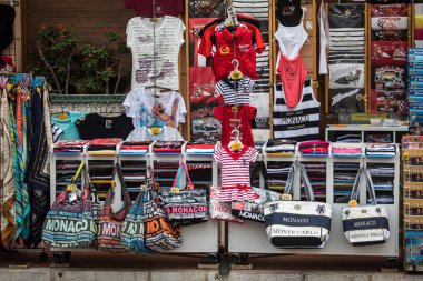 Monaco-Ville, Monaco-4 Kasım 2016: T-shirtler, bere, çanta ve Monako'da bir turistik mağazada diğer Hatıra Eşyası. 