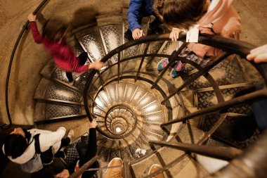 Paris, Fransa - 28 Ekim 2017: Turist Arc de triomphe Paris, Fransa'da içinde sarmal merdiven çıkmanız.