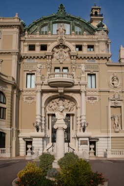 Monte Carlo, Monako - 4 Kasım 2016: Jules Massenet Monte Carlo Casino önünde anıt.