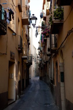 Trapani, İtalya - 20 Ağustos 2013: Dar sokakta Trapani kasabası küçük balkonies ve sokak lambaları. 