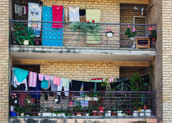 Vilnius Litvánia 2016 Augusztus Erkély Néhány Vilnius Apartaments Laundrylines Virág — Stock Fotó