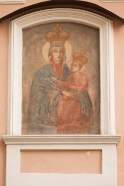 Vilnius, Litvanya - 11 Mayıs 2013: Duvar üzerinde Kilise kutsal haçı (Bonifrati Kilisesi) Vilnius, Litvanya'nın