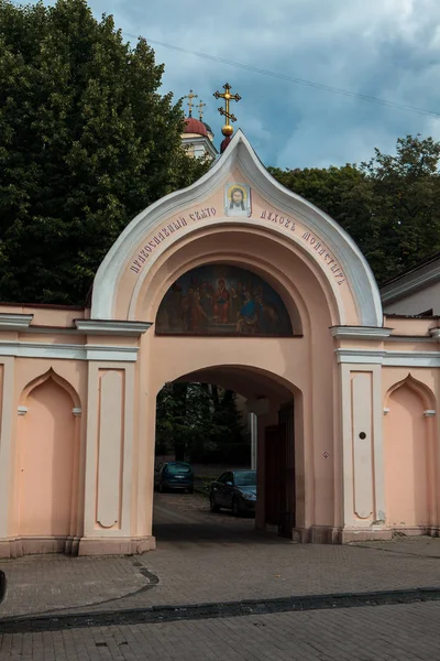 Vilnius, Litvanya - 31 Ağustos 2010: Vilnius, Litvanya Kutsal Ruh'un Ortodoks Kilisesi Orante kapısı. Eski Rus metinde: Kutsal Ruh'un Ortodoks Manastırı