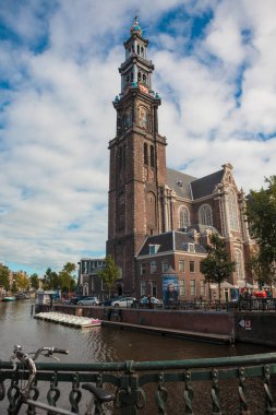 Amsterdam, Hollanda - 3 Ekim 2016: Görünüm, Westerkerk köprüden üzerinden Amsterdam kanal.