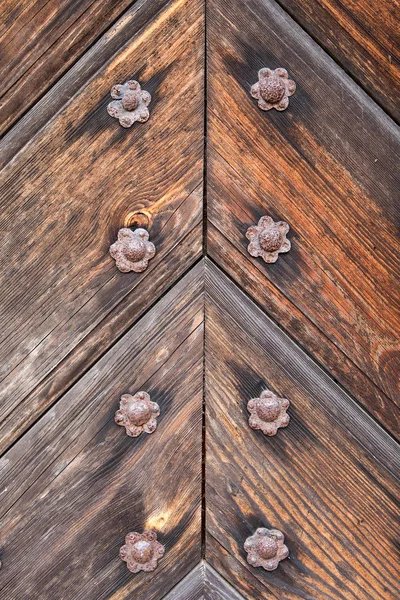 Detalhe Velha Porta Madeira Com Pregos Ferro Enferrujado — Fotografia de Stock