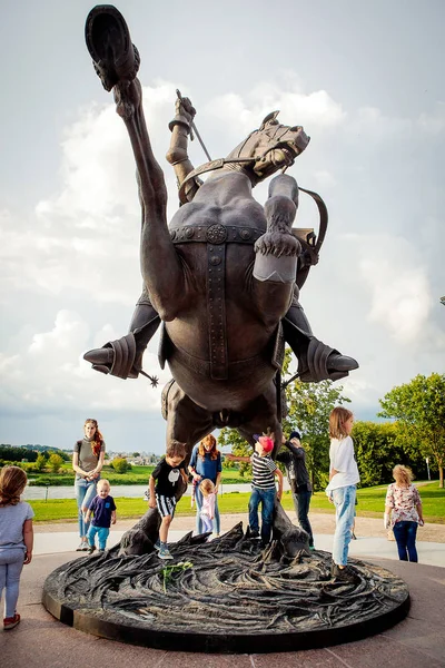 立陶宛考纳斯 2018年7月14日 在立陶宛考纳斯 游客们钦佩新竖立的雕塑自由战士 — 图库照片