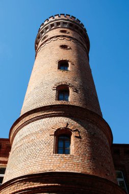 Raudone, Litvanya - 9 Haziran 2018: Tower, Raudone Kalesi, tarihi konut Kalesi 19. yüzyıl. Bugün bir devlet okulu kullanılan.