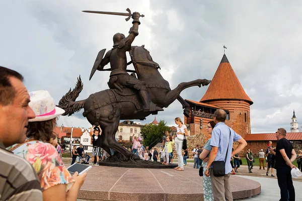 Kaunas Lituania Luglio 2018 Turisti Ammirano Scultura Appena Eretta Freedom — Foto Stock