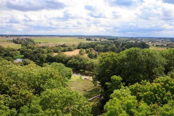 领域和草甸在小镇 Krekenava 立陶宛 Krekenava 地区公园的观测塔看 — 图库照片