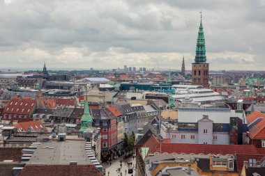 Copenhagen, Danimarka - 29 Temmuz 2015: Kopenhag, kuleler kenti. Cityscape bizim kurtarıcımız ve Kunsthallen Nikolaj Kilisesi ile.