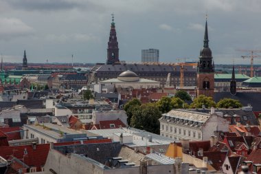 Copenhagen, Danimarka - 29 Temmuz 2015: Kopenhag, kuleler kenti. Cityscape ile kilise kutsal ruh ve Thorvaldsen Müzesi.