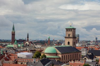 Copenhagen, Danimarka - 29 Temmuz 2015: Kopenhag, kuleler kenti. Cityscape kilise ve Adliyesi.