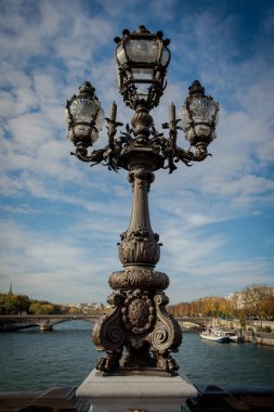 Art Nouveau tarzında Pont Alexandre III Paris'te süslü lamba