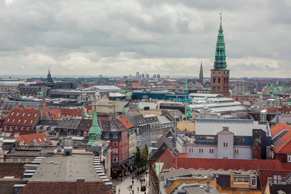 Copenhagen, Danimarka - 29 Temmuz 2015: Kopenhag, kuleler kenti. Cityscape bizim kurtarıcımız ve Kunsthallen Nikolaj Kilisesi ile.